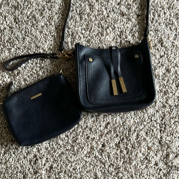 Remi & Reid Small Vegan Pebbled Leather  Crossbody Bag with Wrist-lit. - Picture 4 of 4